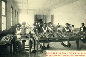 Mujeres de O Grove trabajando en la producción de jabones de A Toxa en 1909. Fot. José Gil Gil